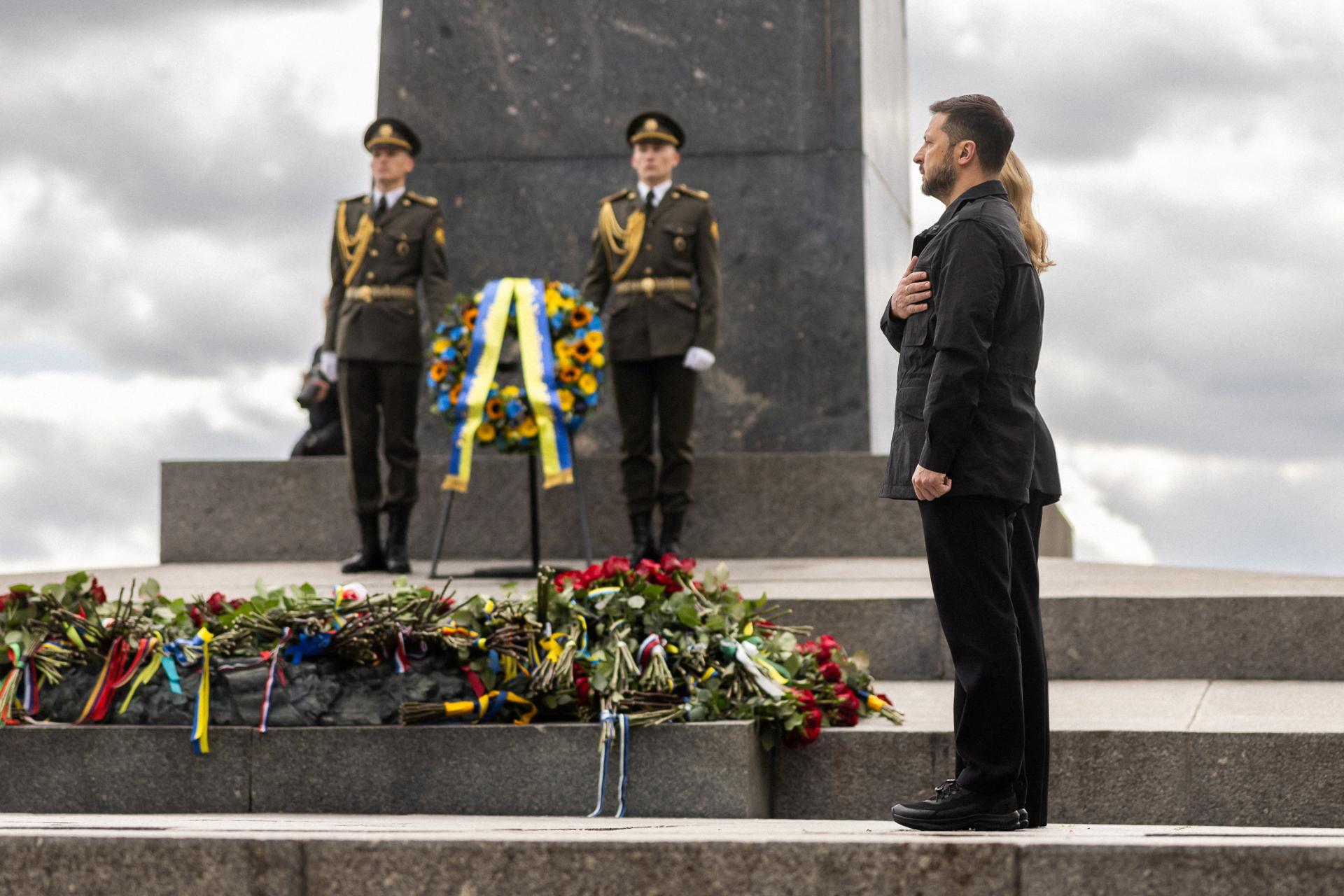 Zelenskyj žiada medzinárodnú pomoc na boj proti Rusku. Oslavy v Moskve odsúdil