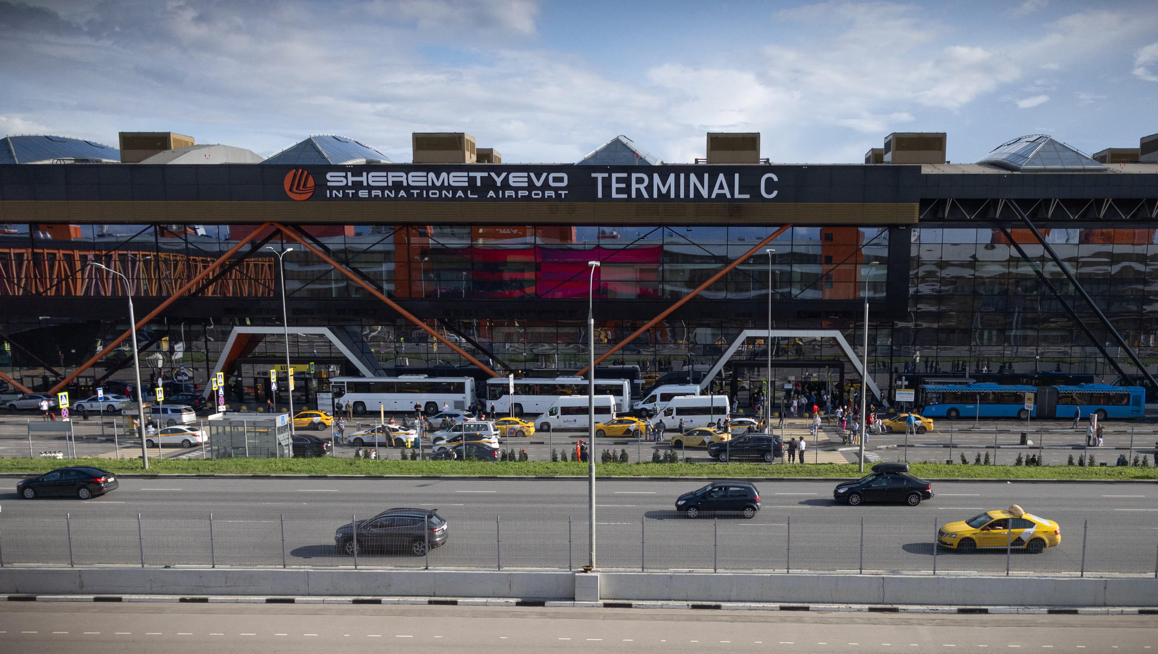 Na moskovských letiskách zrušili desiatky letov, ďalšie majú oneskorenie