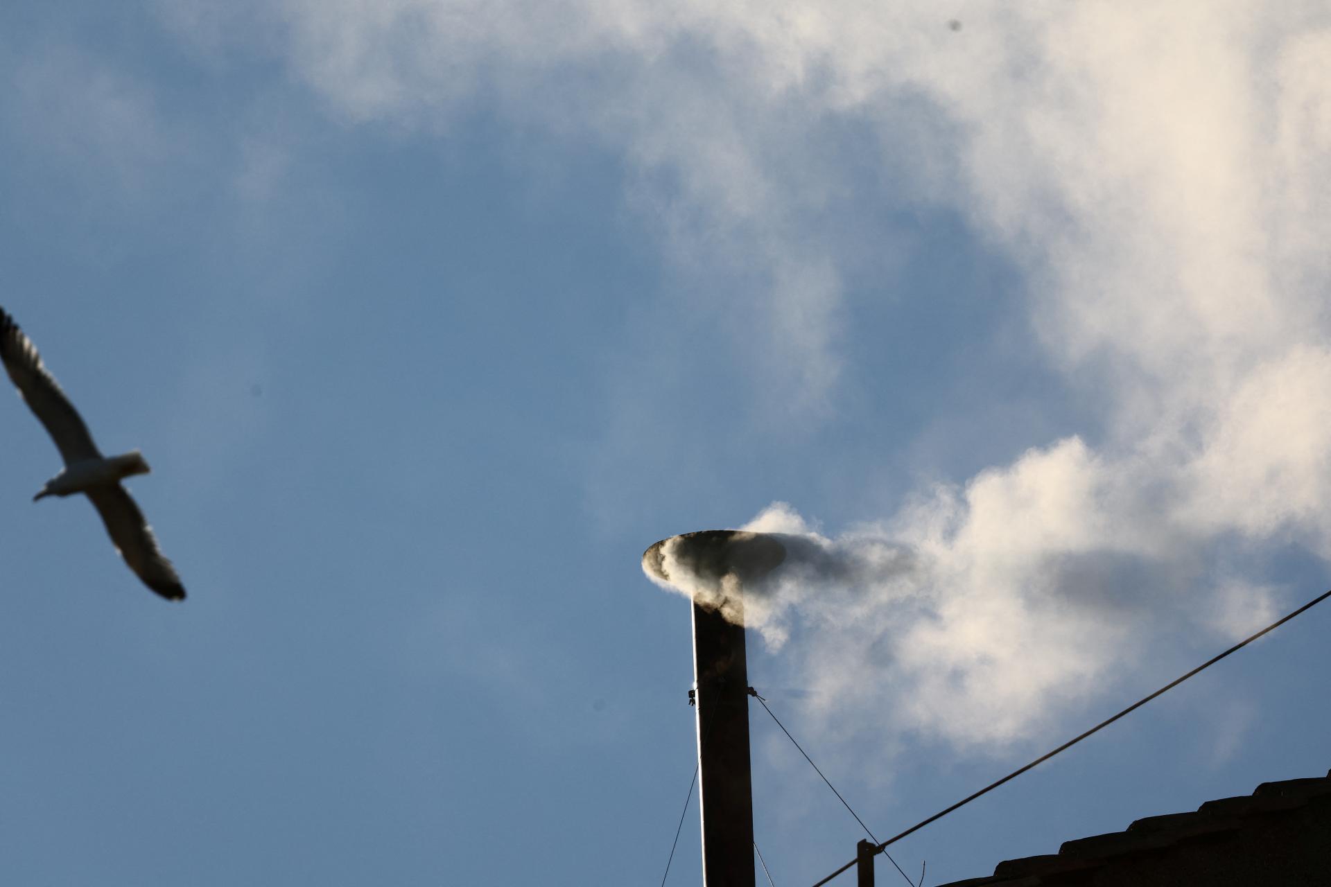 Z Vatikánu stúpa biely dym. Konkláve zvolilo nového pápeža