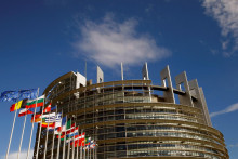 Parlament požaduje aj transparentné súdne konanie a vyšetrenie pádu prístrešku na železničnej stanici v Novom Sade, ktorý si v novembri 2024 vyžiadal 16 obetí. FOTO: REUTERS
