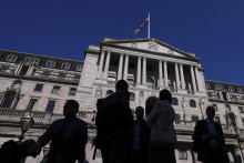 Ľudia pred budovou britskej centrálnej banky Bank of England v Londýne. FOTO: TASR/AP