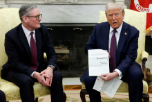 Americký prezident Donald Trump a britský premiér Keir Starmer na stretnutí v Bielom dome vo februári 2025. FOTO: REUTERS