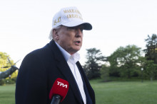 Americký prezident Donald Trump odpovedá na otázky novinárov počas príchodu do Bieleho domu vo Washingtone. FOTO: TASR/AP