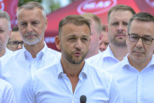 Uprostred minister vnútra Matúš Šutaj Eštok. FOTO: TASR/Veronika Mihaliková