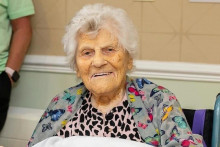 Ethel Caterhamová, ktorá sa v utorok 2. mája 2025 podľa databázy LongeviQuest stala najstaršou osobou na svete. FOTO: TASR/AP