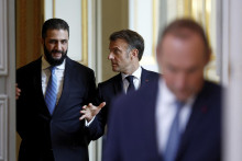 Francúzsky prezident Emmanuel Macron a dočasný sýrsky prezident Ahmad Šara diskutujú počas spoločného stretnutia v Paríži 7. mája 2025. FOTO: TASR/AP