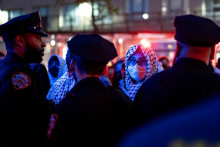 „Viaceré osoby, ktoré neuposlúchli slovné varovanie newyorskej polície, aby sa rozišli, boli zadržané,“ uviedol hovorca polície vo vyhlásení. FOTO: REUTERS