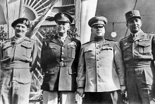 Vojenskí predstavitelia štátov protihitlerovskej koalície v dobytom Berlíne. Zľava: britský maršal Bernard Montgomery, americký generál Dwight Eisenhower, sovietsky maršal Georgij Žukov a francúzsky generál Jean de Lattre de Tassigny.
