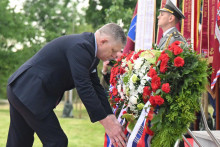 Predseda vlády SR Robert Fico počas pietneho aktu kladenia vencov pri Pomníku padlých rumunských vojakov v Piešťanoch 8. mája 2025. FOTO: TASR/Martin Baumann