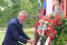 Predseda Národnej rady Richard Raši počas pietneho aktu kladenia vencov pri Pomníku padlých rumunských vojakov v Piešťanoch 8. mája 2025. FOTO: TASR/Martin Baumann