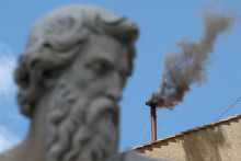 Z komína Sixtínskej kaplnky stúpa čierny dym, čo naznačuje, že vo Vatikáne ešte nebolo rozhodnuté o zvolení nového pápeža. FOTO: REUTERS