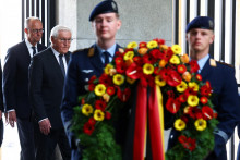 Nemecký prezident Frank-Walter Steinmeier a nemecký kancelár Friedrich Merz sa zúčastnili slávnostného kladenia vencov pri príležitosti 80. výročia konca druhej svetovej vojny pri pamätníku Neue Wache v Berlíne. FOTO: REUTERS
