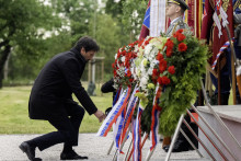 Podpredseda vlády a minister obrany Robert Kaliňák počas pietneho aktu kladenia vencov pri Pomníku padlých rumunských vojakov v Piešťanoch. FOTO: TASR/Martin Baumann