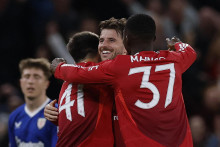 Mason Mount z Manchestru United oslavuje strelenie svojho štvrtého gólu s Harrym Amassom a Kobbie Mainooom. FOTO: REUTERS