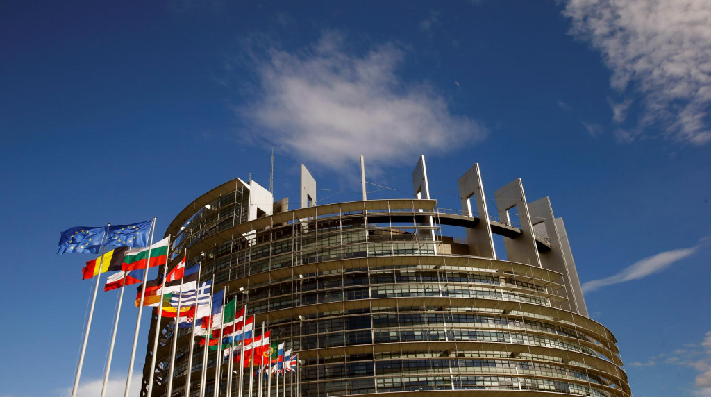 Parlament požaduje aj transparentné súdne konanie a vyšetrenie pádu prístrešku na železničnej stanici v Novom Sade, ktorý si v novembri 2024 vyžiadal 16 obetí. FOTO: REUTERS