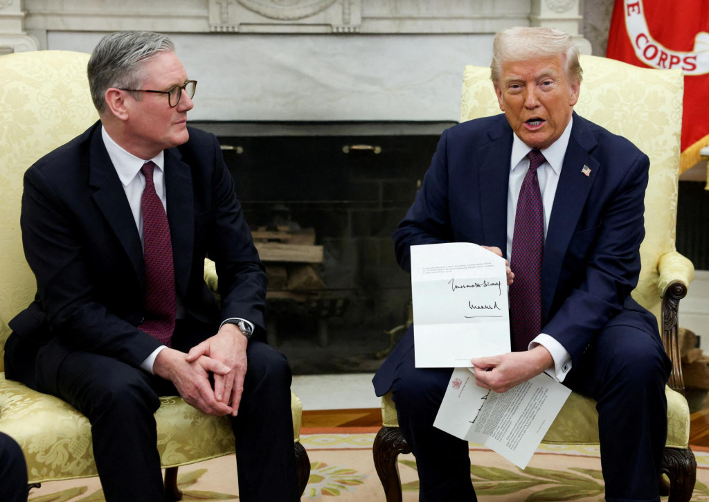 Americký prezident Donald Trump a britský premiér Keir Starmer na stretnutí v Bielom dome vo februári 2025. FOTO: REUTERS