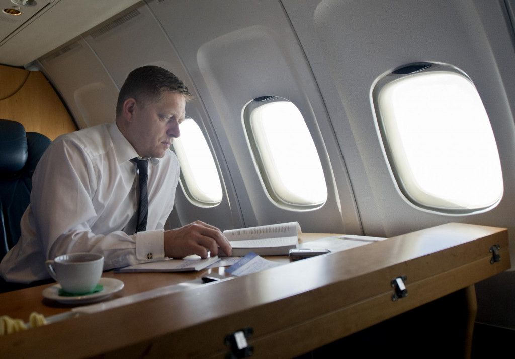 Premiér SR Robert Fico počas letu do Moskvy v roku 2015. FOTO: TASR/Martin Baumann