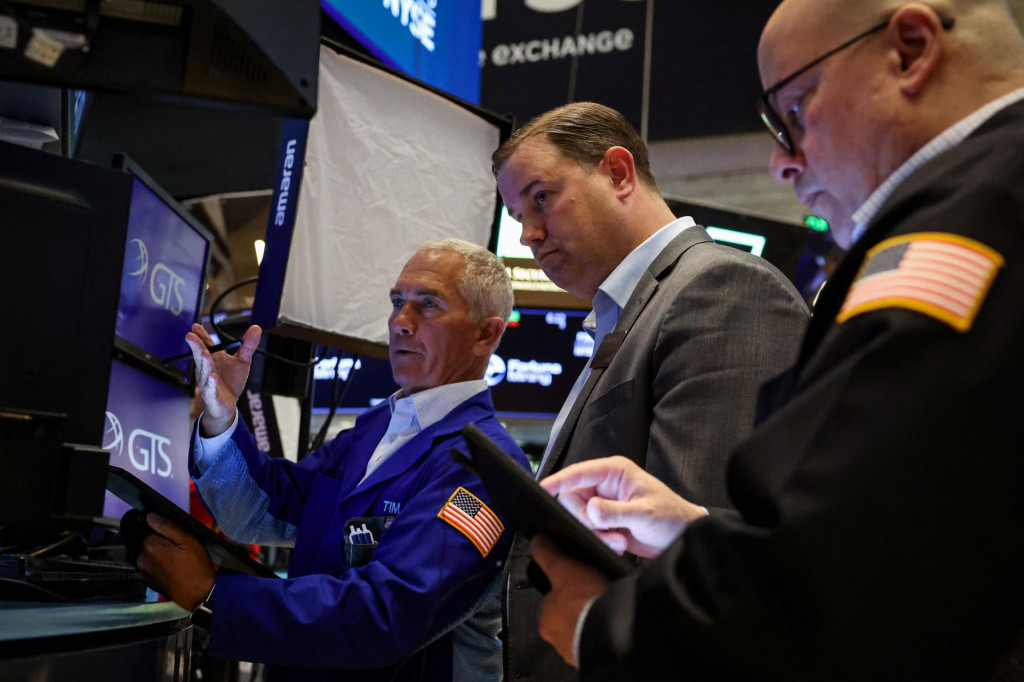 Na devízovom trhu americký dolár po oznámení obchodnej dohody USA s Britániou posilňoval voči euru aj ďalším popredným menám. FOTO: REUTERS