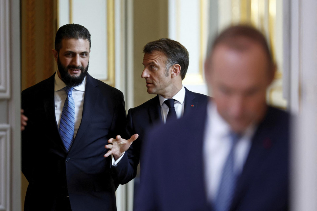 Francúzsky prezident Emmanuel Macron a dočasný sýrsky prezident Ahmad Šara diskutujú počas spoločného stretnutia v Paríži 7. mája 2025. FOTO: TASR/AP