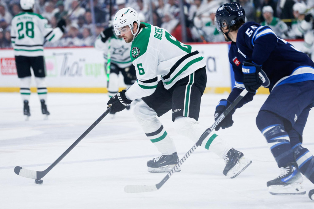 Obranca Dallasu Stars Liam Bichsel sa snaží odkorčuľovať pred útočníkom Winnipegu Jets Markom Scheifeleom. FOTO: Terrence Lee/Imagn Images