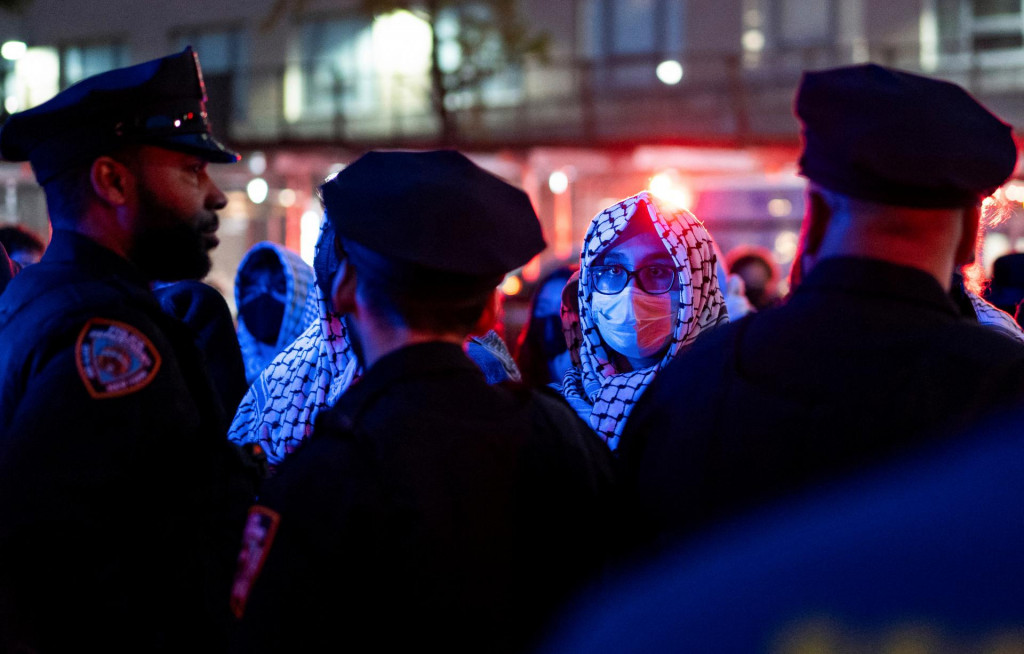„Viaceré osoby, ktoré neuposlúchli slovné varovanie newyorskej polície, aby sa rozišli, boli zadržané,“ uviedol hovorca polície vo vyhlásení. FOTO: REUTERS