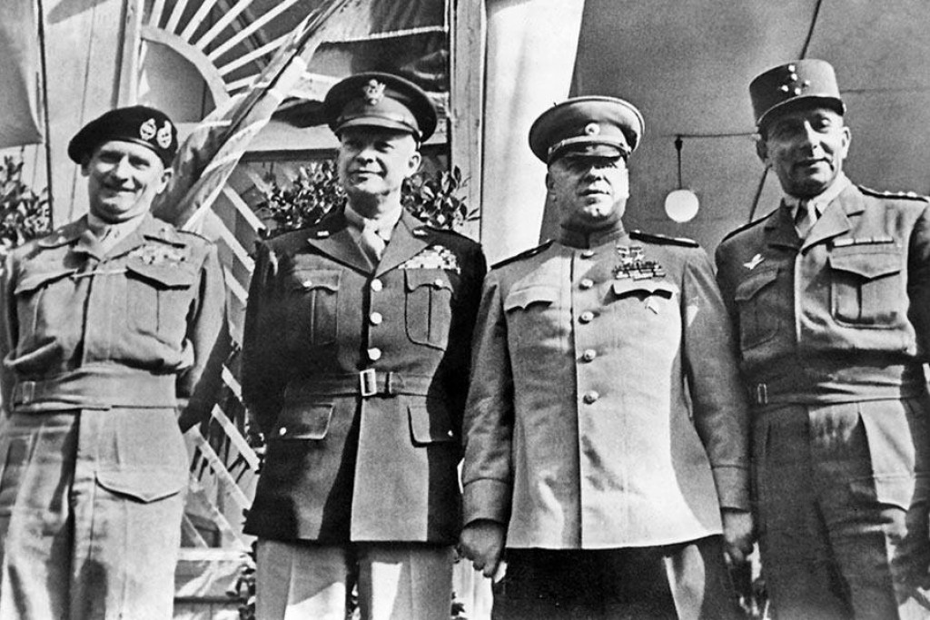 Vojenskí predstavitelia štátov protihitlerovskej koalície v dobytom Berlíne. Zľava: britský maršal Bernard Montgomery, americký generál Dwight Eisenhower, sovietsky maršal Georgij Žukov a francúzsky generál Jean de Lattre de Tassigny.