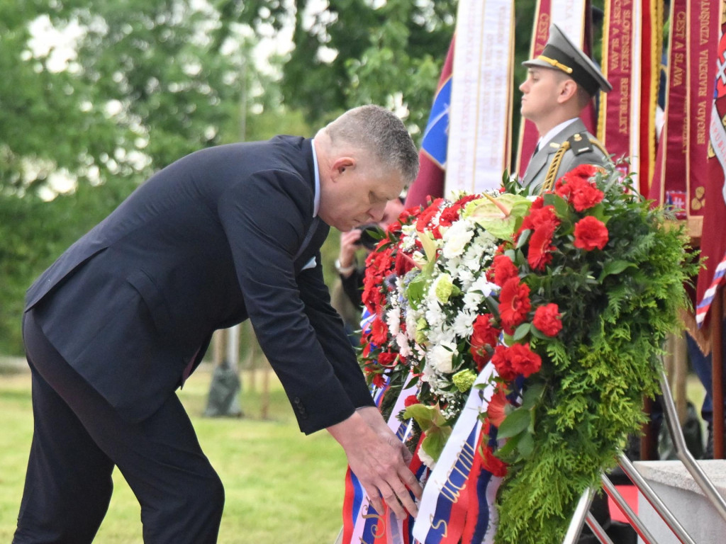 Predseda vlády SR Robert Fico počas pietneho aktu kladenia vencov pri Pomníku padlých rumunských vojakov v Piešťanoch 8. mája 2025. FOTO: TASR/Martin Baumann