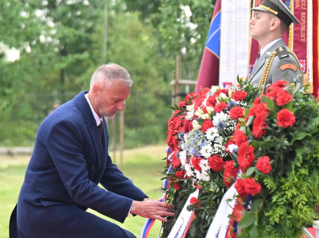 Predseda Národnej rady Richard Raši počas pietneho aktu kladenia vencov pri Pomníku padlých rumunských vojakov v Piešťanoch 8. mája 2025. FOTO: TASR/Martin Baumann