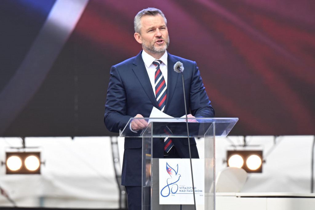 Prezident SR Peter Pellegrini sa prihovára po pietnom akte kladenia vencov pri Pomníku padlých rumunských vojakov v Piešťanoch. FOTO: TASR/Martin Baumann
