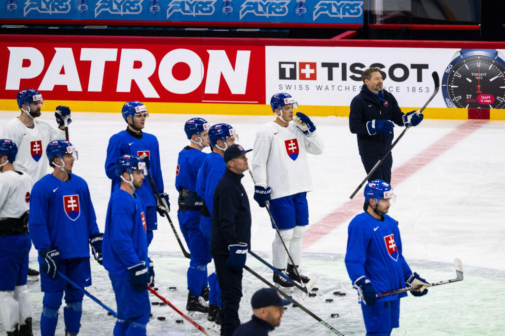 Hokejoví reprezentanti SR a vpravo hore tréner hokejovej reprezentácie SR Vladimír Országh počas prvého tréningu slovenskej hokejovej reprezentácie pred otvorením majstrovstiev sveta v ľadovom hokeji 2025 vo švédskom Štokholme. FOTO: TASR/Jakub Kotian