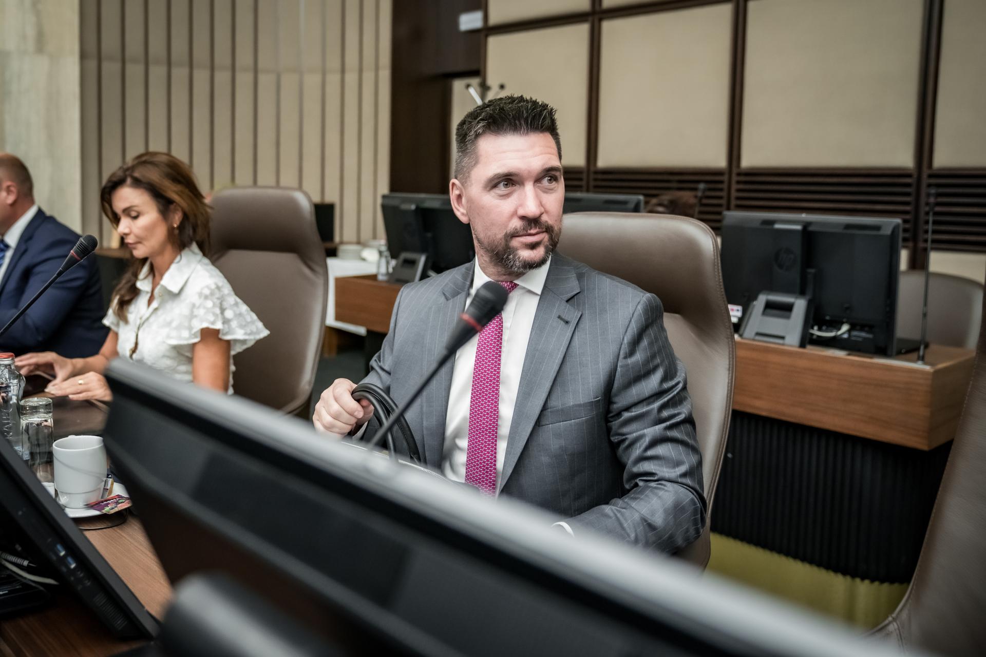 Opoziční poslanci pri téme eurofondov politikárčia. Vykopávajú otvorené dvere, tvrdí Takáč