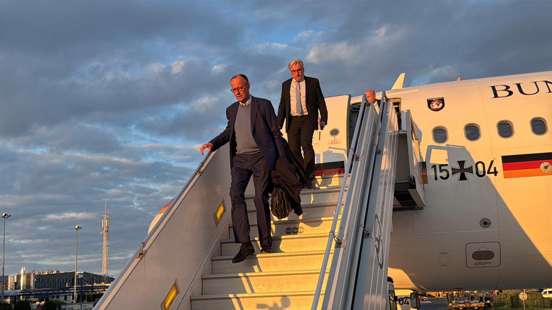 Macron, Merz a Starmer spoločne cestujú do Kyjeva, kde má rokovať koalícia ochotných