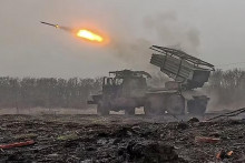 Ruský raketomet Grad páli na pozície ukrajinskej armády. FOTO: TASR/AP