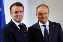 Francúzsky prezident Emmanuel Macron a poľský premiér Donald Tusk. FOTO: Reuters