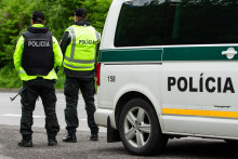 Policajné kontroly a prehľadávanie áut pri výjazde z mesta Vrútky v okrese Martin. FOTO: TASR/Daniel Stehlík