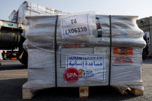 Pohľad ukazuje humanitárnu pomoc s logom World Central Kitchen na hraničnom priechode Kerem Shalom do Gazy. FOTO: Reuters