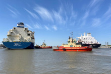 Tanker na prepravu LNG je vedený remorkérmi v exportnej jednotke.