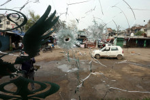 Sklo autobusu poškodeného cezhraničným ostreľovaním v Poonchi neďaleko kontrolnej línie medzi Indiou a Pakistanom. FOTO: Reuters