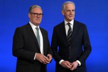 Britský premiér Keir Starmer sa stretol s nórskym premiérom Jonasom Gahrom Störeom pred summitom lídrov Spoločných expedičných síl v Osle. FOTO: Reuters