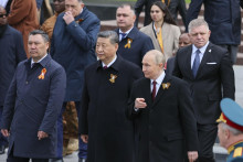 Vladimir Putin, Si Ťin-pching a Robert Fico počas kladenia vencov pri oslavách 80. výročia konca druhej svetovej vojny v Moskve. FOTO: Profimedia