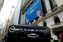 Ford Motor Co. Bronco pred Newyorskou burzou cenných papierov v New Yorku. FOTO: Reuters
