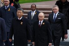 Úradníci vrátane ruského prezidenta Vladimira Putina, čínskeho prezidenta Si Ťin-pchinga a slovenského premiéra Roberta Fica sa zúčastnili slávnostného kladenia kvetov k Hrobu neznámeho vojaka v Deň víťazstva, ktorý si pripomína 80. výročie víťazstva nad nacistickým Nemeckom v druhej svetovej vojne v centre Moskvy. FOTO: Ruters