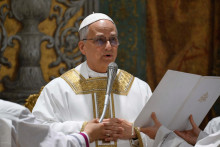 Pápež Lev XIV. slúži omšu v Sixtínskej kaplnke vo Vatikáne. FOTO: Reuters