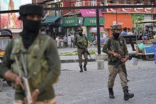 Indickí vojaci strážia trh v Šrínagare v Kašmíre kontrolovanom Indiou. FOTO: AP