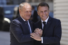 Francúzsky prezident Emmanuel Macron (vpravo) a poľský premiér. FOTO: TASR/AP