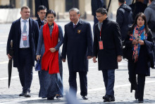 Predstavitelia vrátane generálneho tajomníka Komunistickej strany Vietnamu To Lama odchádzajú po vojenskej prehliadke na Deň víťazstva v Moskve. FOTO: Reuters