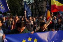 Ľudia sa zhromaždili na podporu Európskej únie pred druhým kolom prezidentských volieb v Bukurešti. FOTO: Reuters