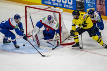 Dávid Mudrák (Slovensko), slovenský brankár Patrik Rybár, Rasmus Andersson (Švédsko) a Michal Beňo (Slovensko) počas zápasu základnej A-skupiny Slovensko - Švédsko. FOTO: TASR/Jakub Kotian