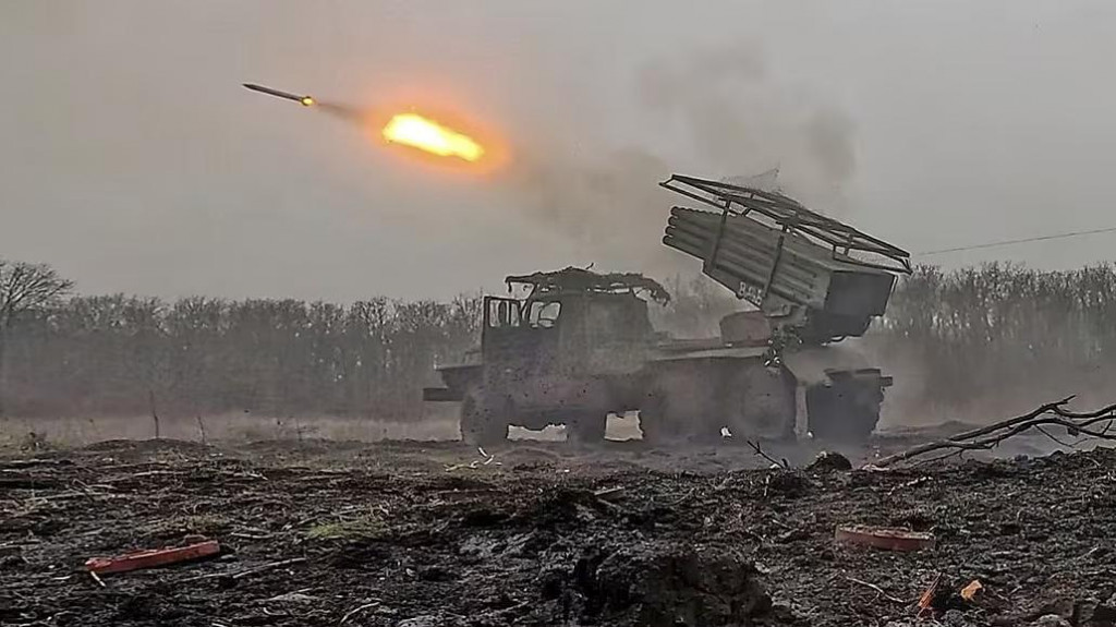 Ruský raketomet Grad páli na pozície ukrajinskej armády. FOTO: TASR/AP