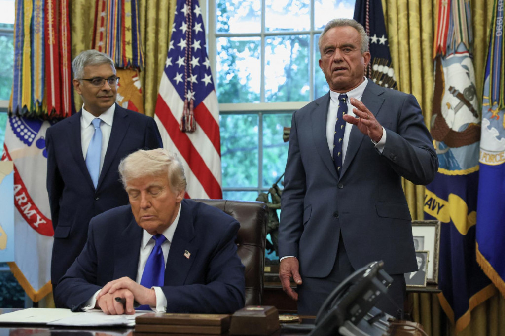 Minister zdravotníctva a sociálnych služieb USA Robert F. Kennedy ml. a prezident Donald Trump. FOTO: Reuters